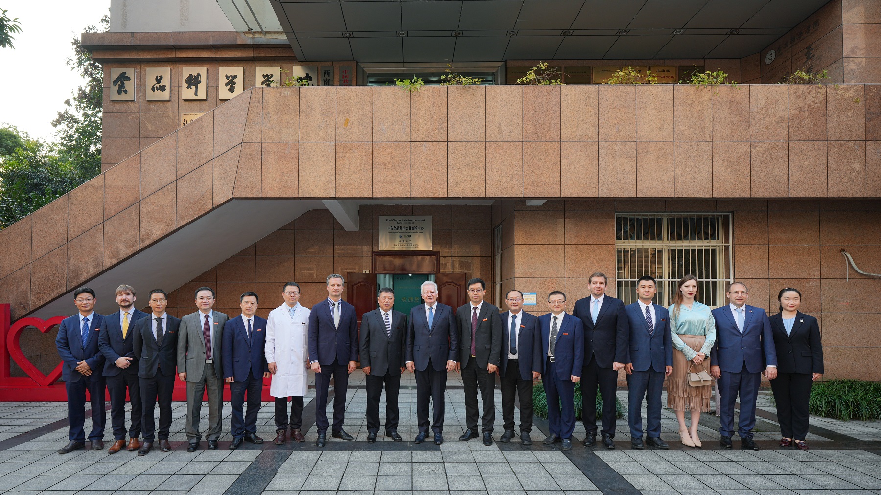 匈牙利国会副主席雅高布·伊什特万阁下率团访问南宫体育.jpg