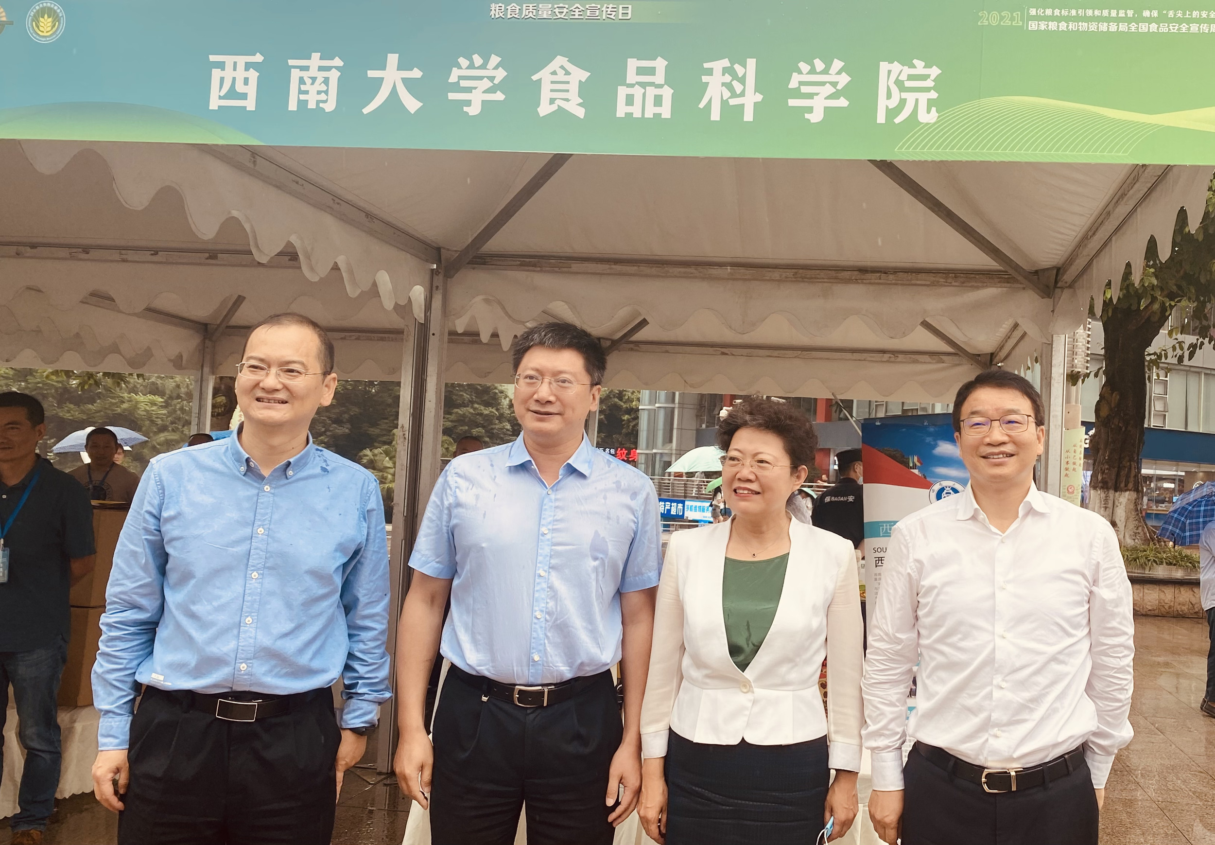 20210627重庆市副市长等人在南宫体育-南宫体育app
展台了解情况_副本.jpg