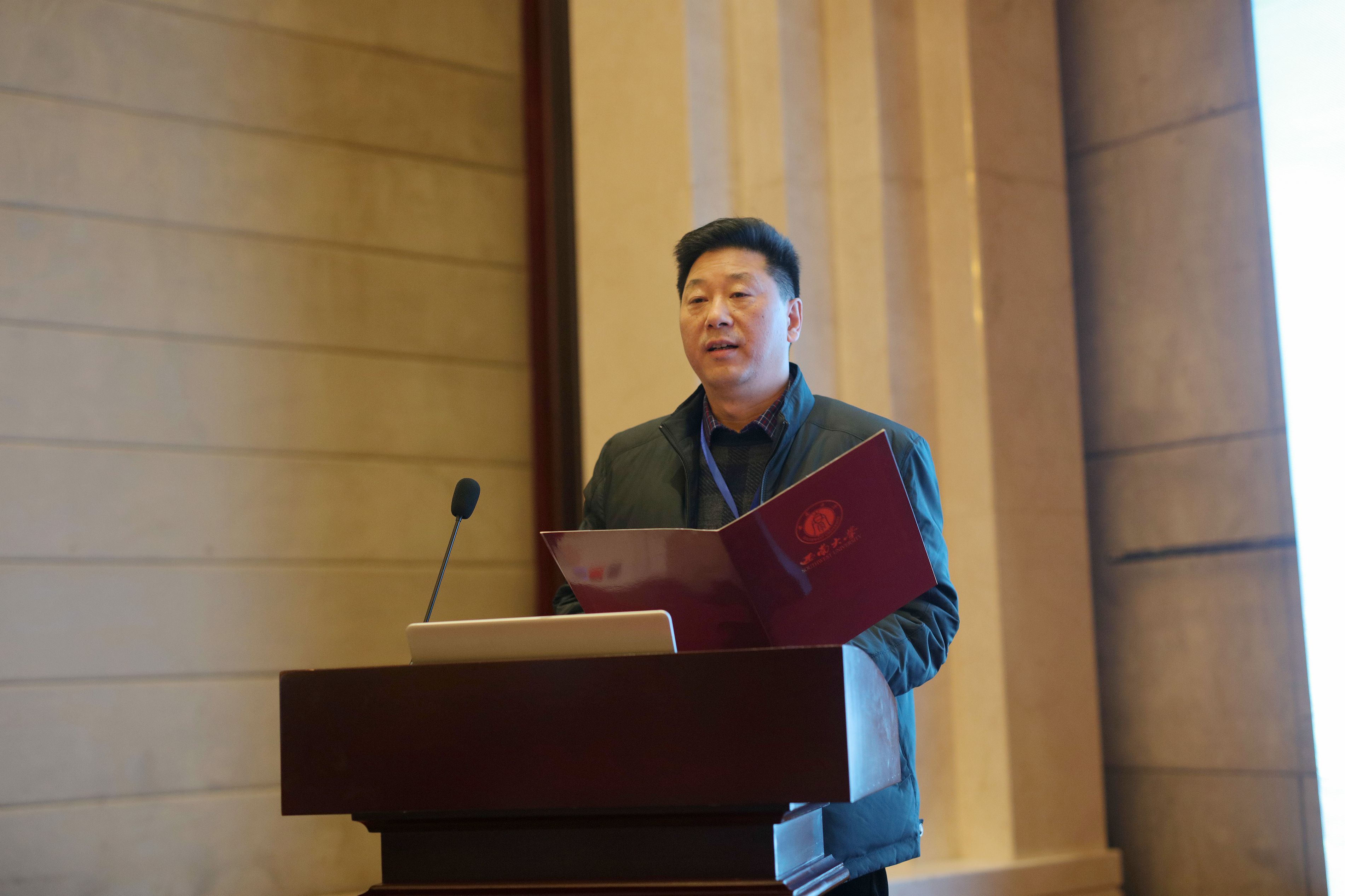 靳玉乐校长讲话.jpg