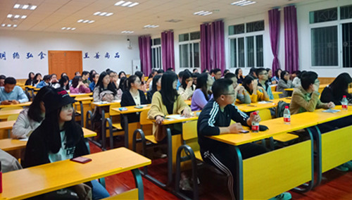 大家在听发言.jpg
